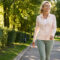 Donna durante una passeggiata quotidiana per sostenere movimento e benessere circolatorio